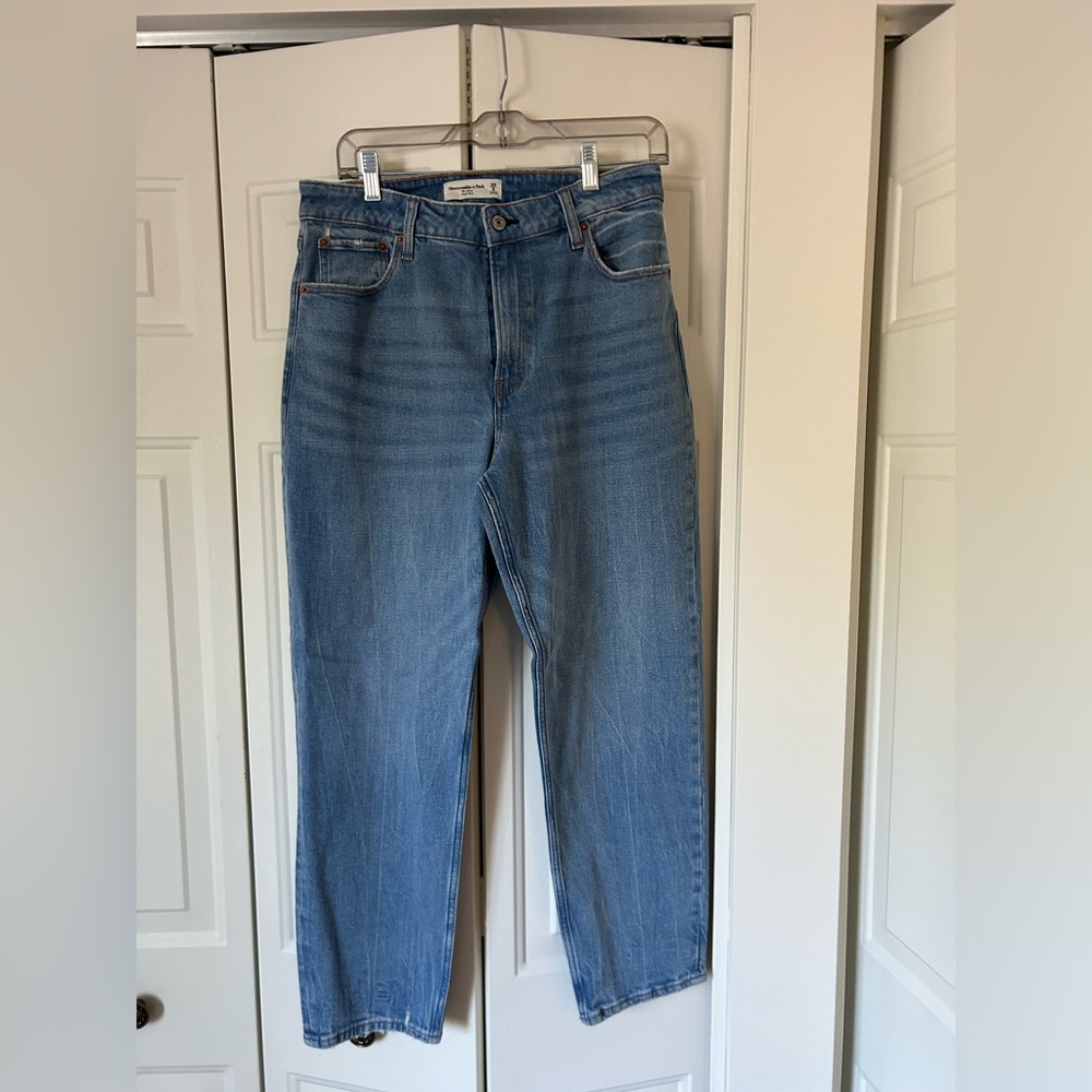 “The Mom” high rise jeans from Abercrombie curve love collection